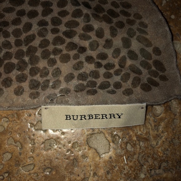 Brand new never used Burberry 140cmx140 silk scarf - Picture 4 of 5